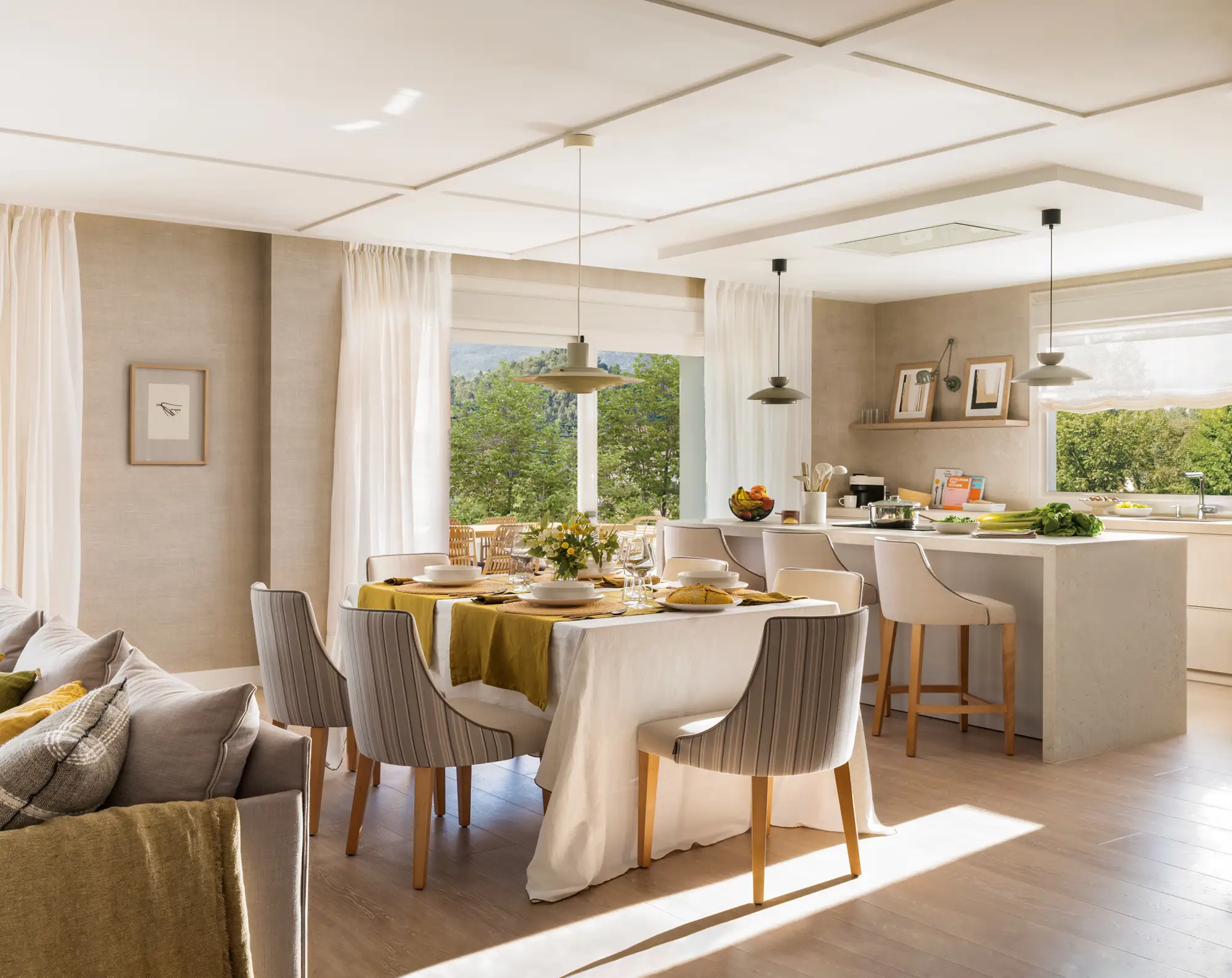 Cocina sofisticada y moderna abierta al comedor y al salón